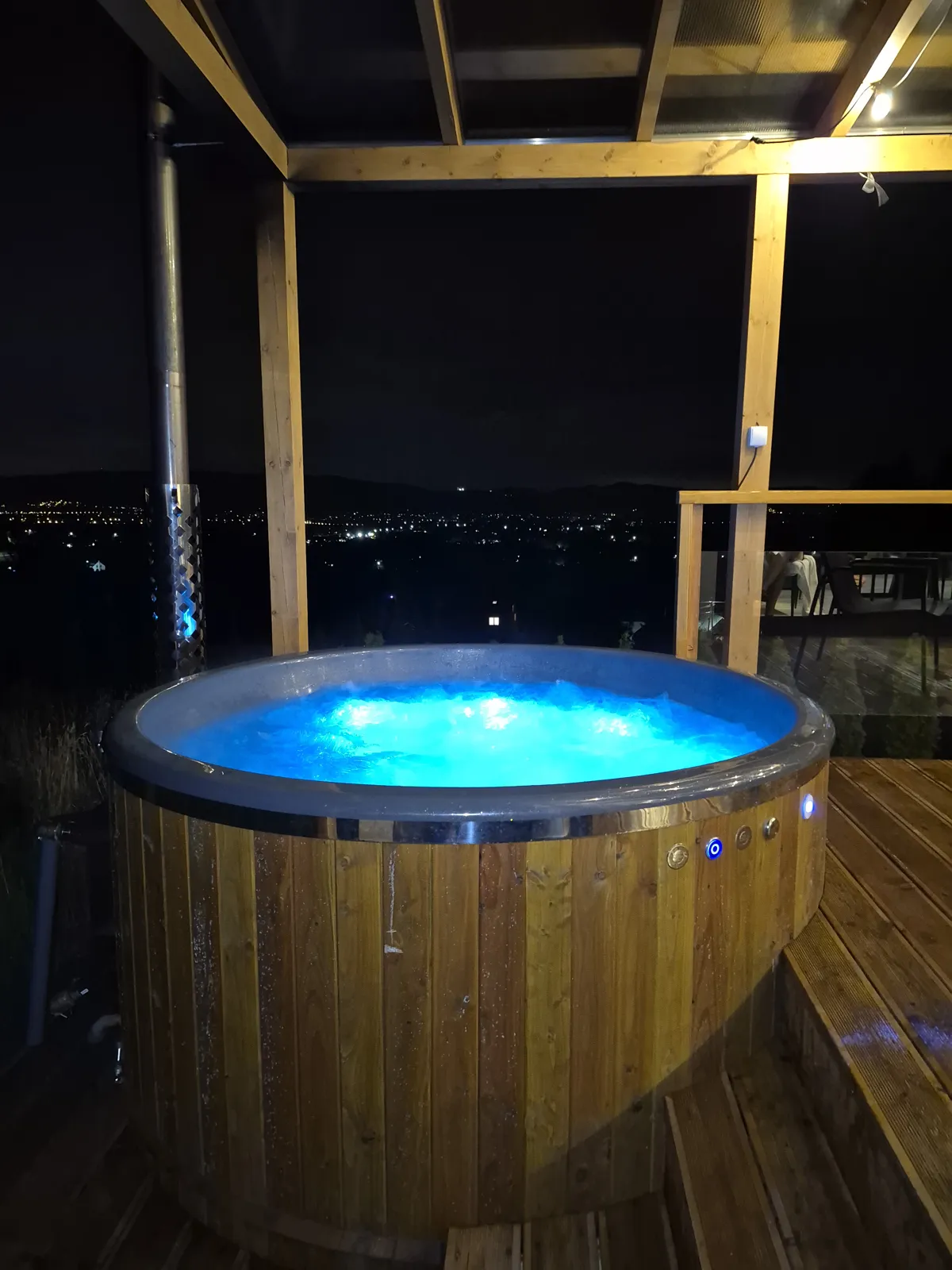 balia jacuzzi ogorodowe relaks po zmroku
