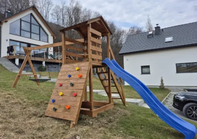 Plac zabaw dla dzieci przy rodzinnych domkach wakacyjnych