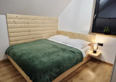 Przytulna sypialnia w drewnianym domku na wypoczynek w górach